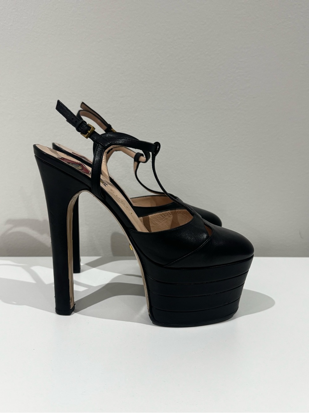 Gucci Black Ángel Leather Platform T-Strap Sandals - Picture 3 of 8
